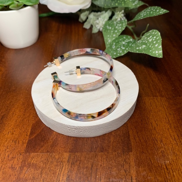 Beautiful pair of Multi-Colored Resin Hoop earrings. - Picture 3 of 9